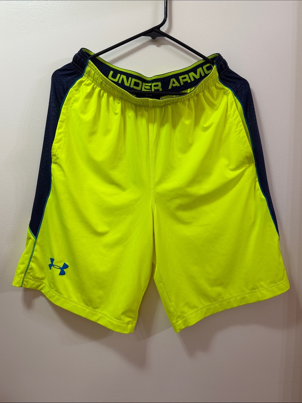 Under Armour drawstring gym Men's Neon Yellow with Navy Athletic Shorts NWOT Med
